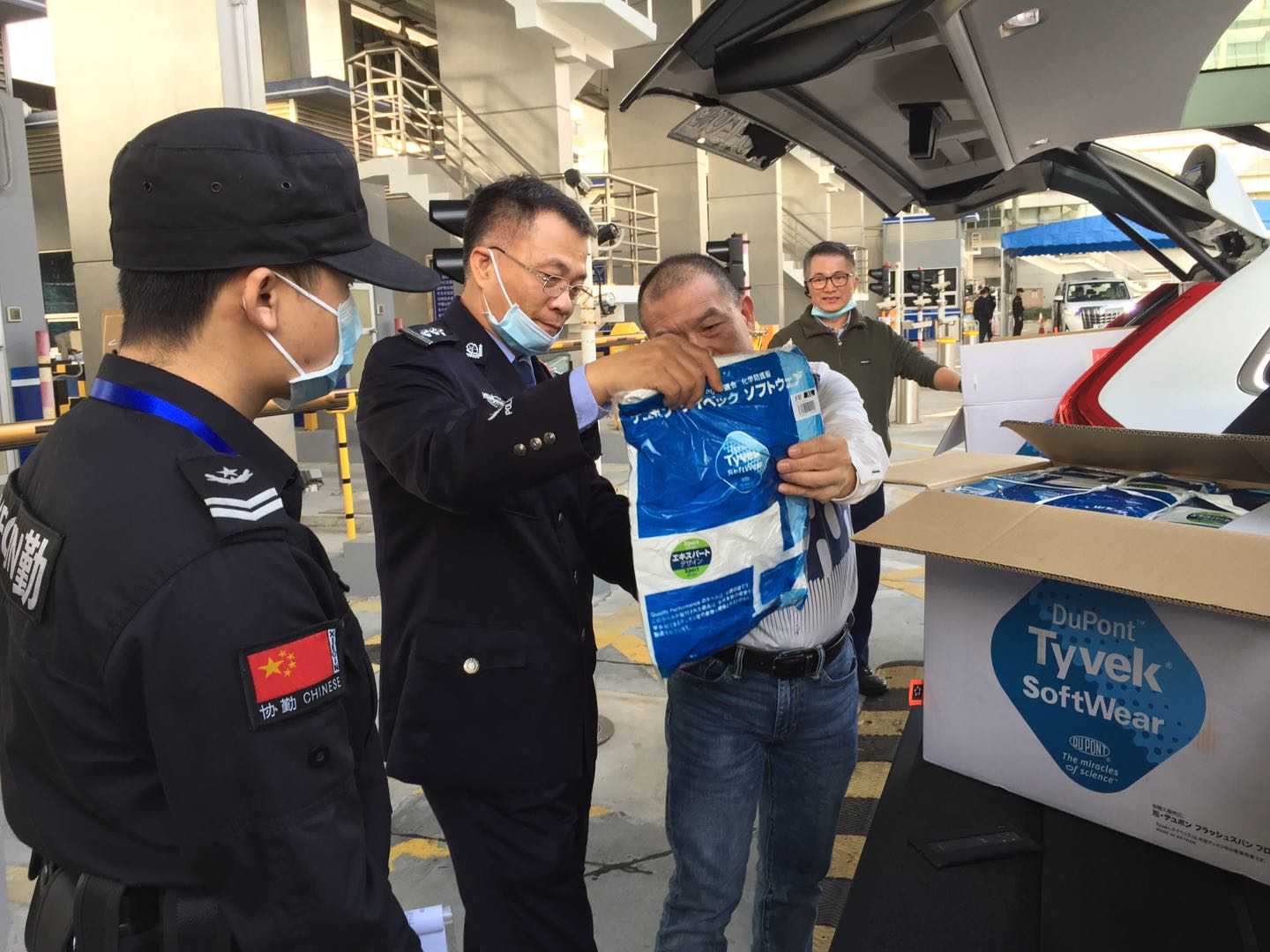 深圳湾边检站为向武汉运送医疗防护用品车辆  开启“绿色通道”  