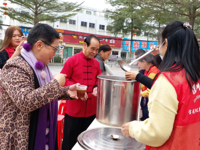 为长者送上一碗热姜茶！宝龙街道龙东社区开展关爱老人活动