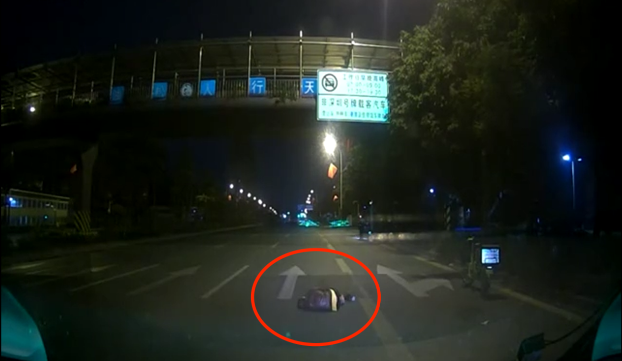 路遇行人醉卧机动车道， 两位的哥都做了这件事，各奖1000元！