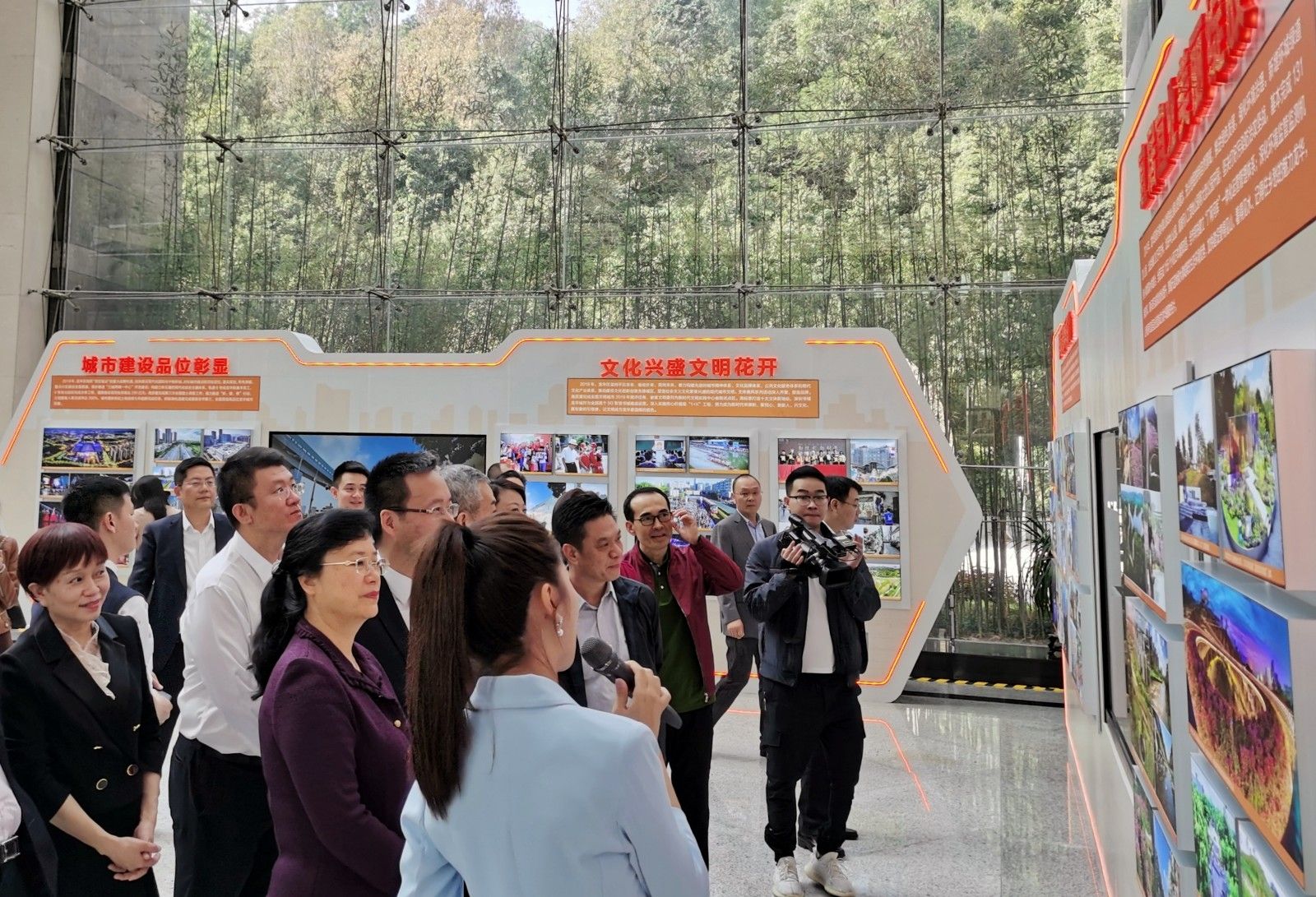 百张照片描绘龙华区发展成果 师生绘制百米画卷为龙华庆生