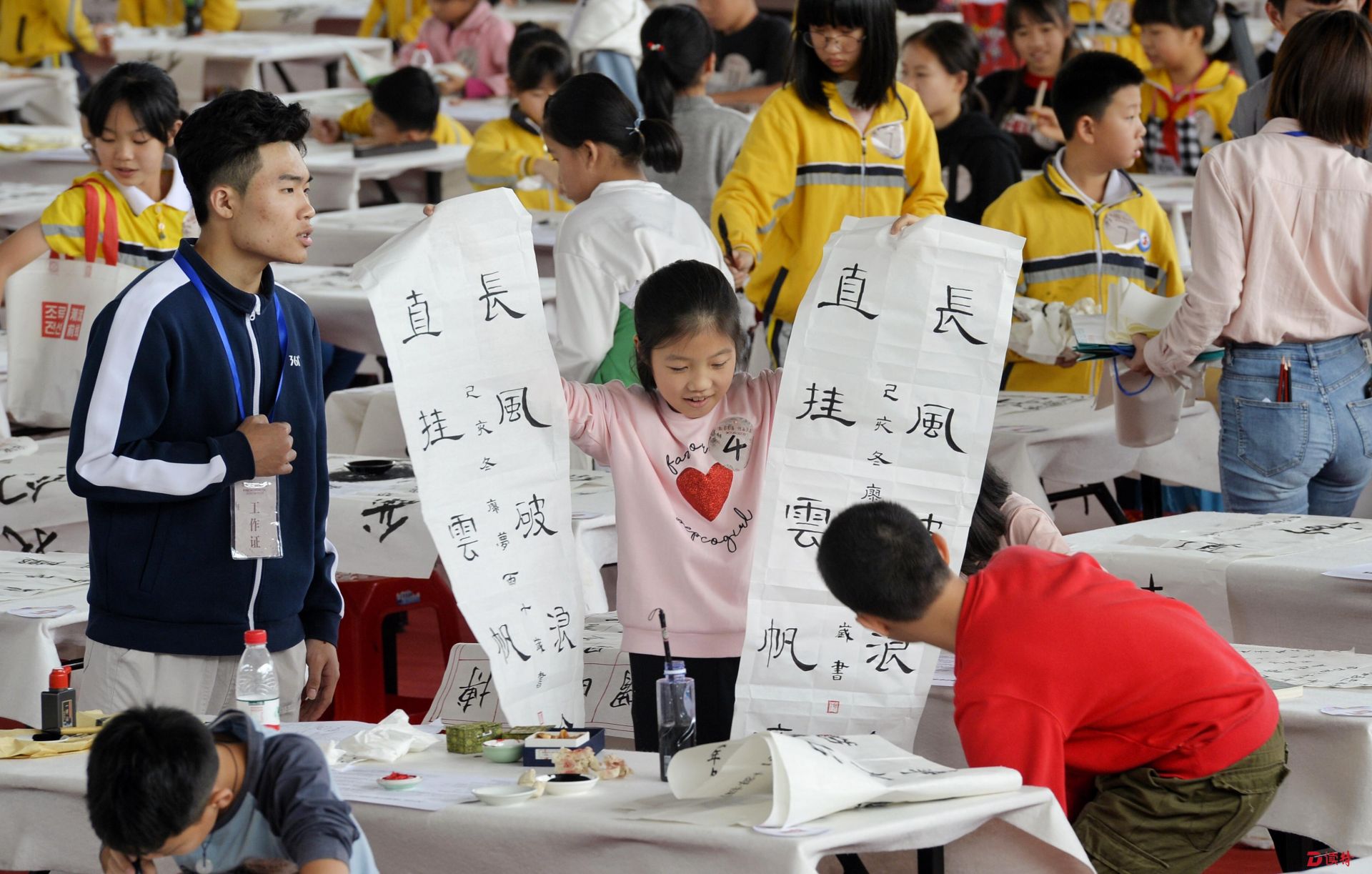 东莞500“小书法家”同场挥毫，角逐广东书画大赛“入场券”