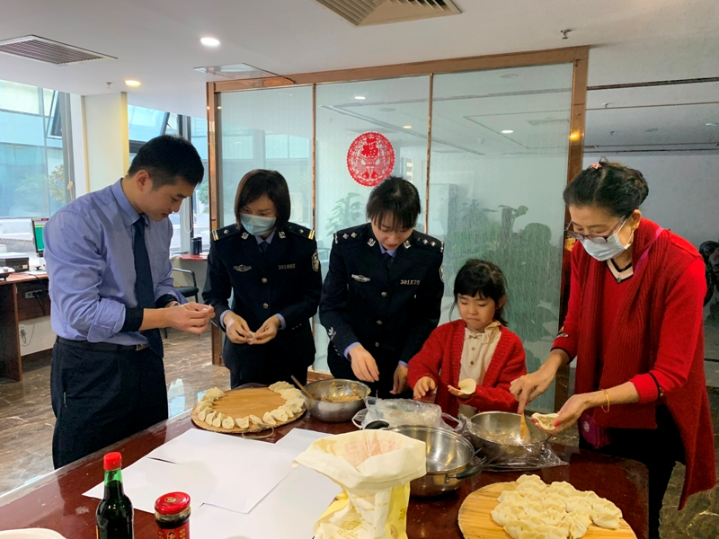 警营年味，别样团圆，深圳皇岗边检站民警除夕执勤岗位守岁