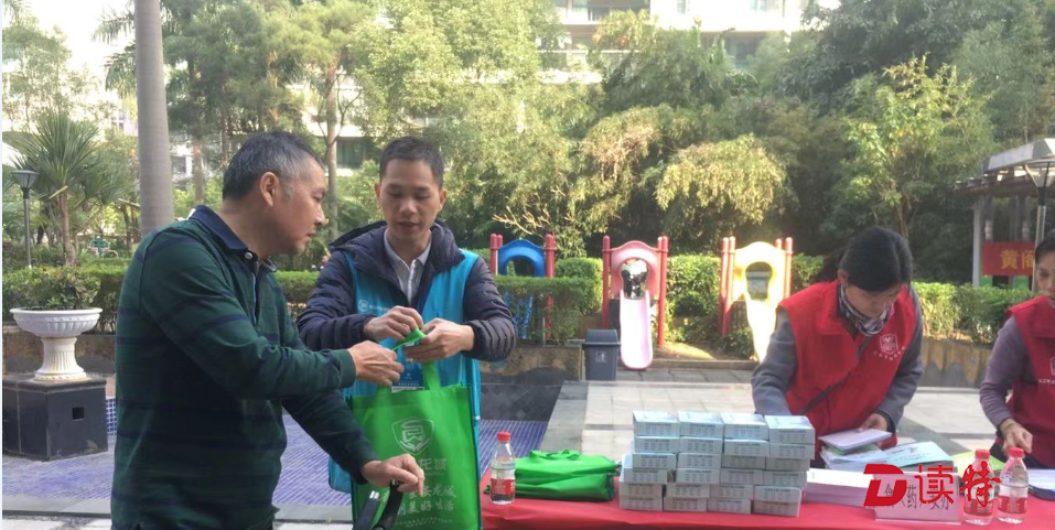 蔬果是否有残留？现场测一测！ 龙城街道食品安全宣传进小区