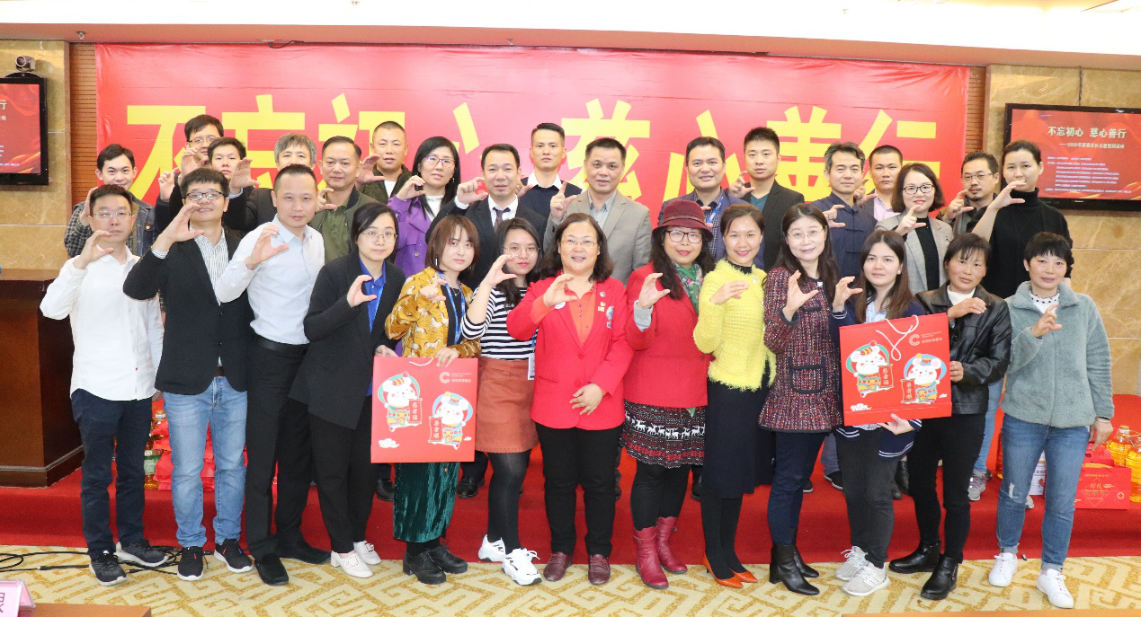市慈善会为百余户家庭送去这份温馨的“新年礼包”