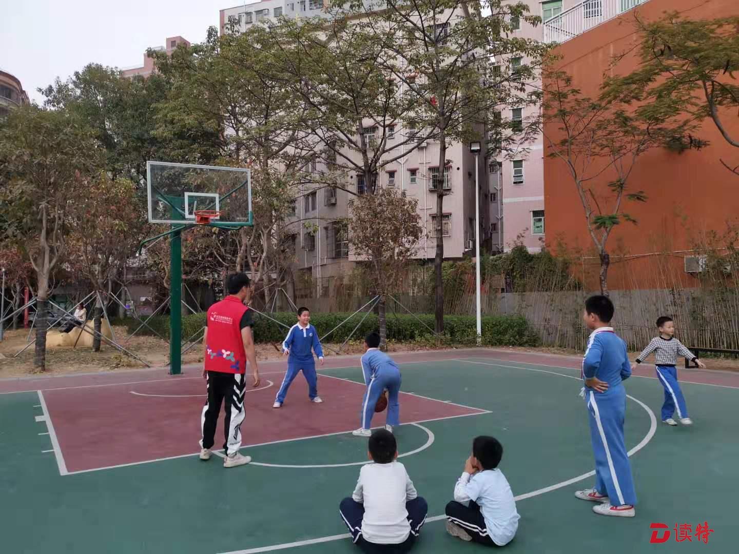 丰富青少年课余生活  马山头社区开展趣味篮球体验