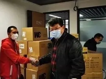 龙岗好老板！向一线抗疫人员捐赠1万个口罩、2500双手套！