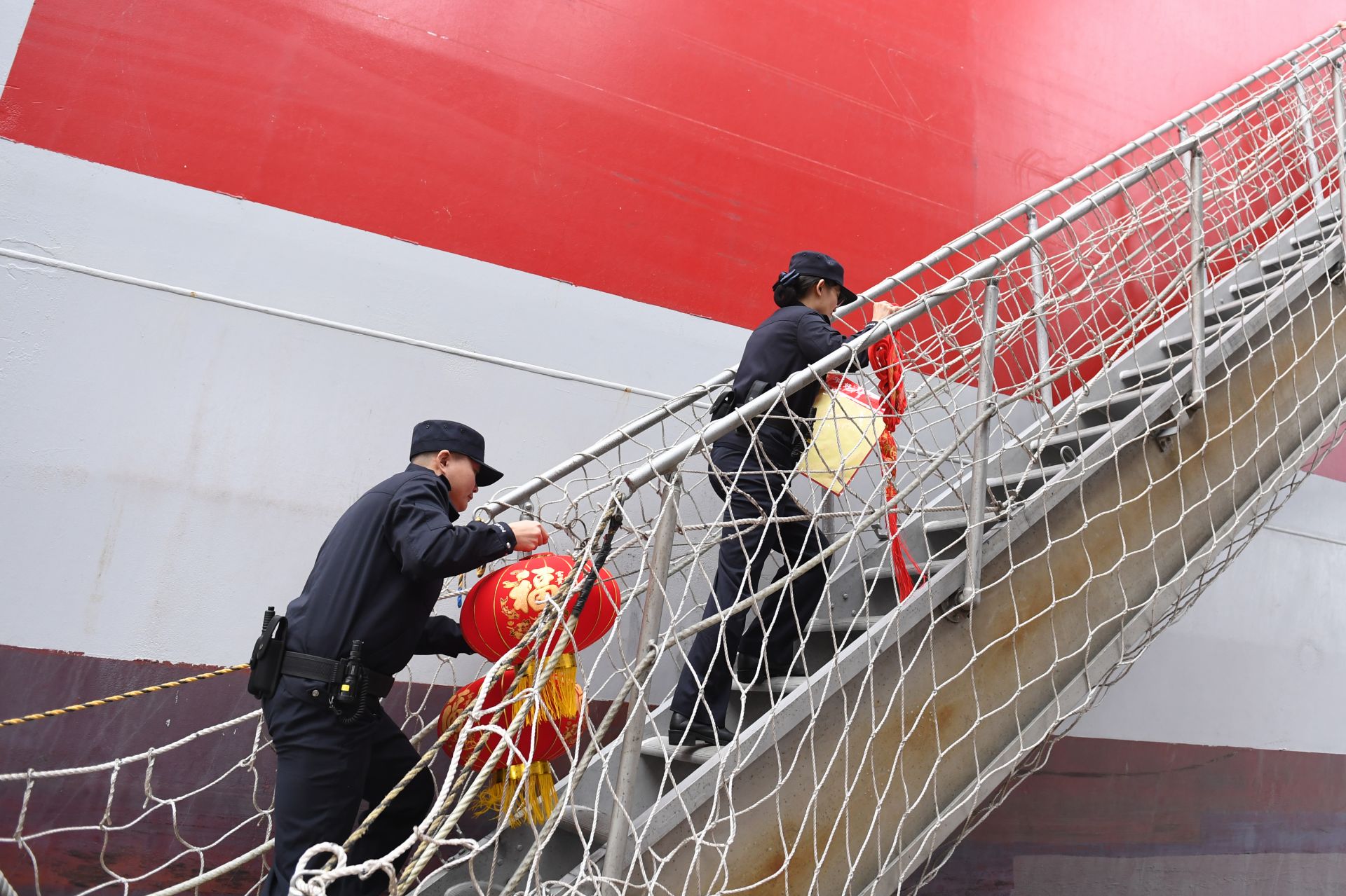 他们跨国远洋，回家过年难！这次，边检民警把“年”送上国际船舶