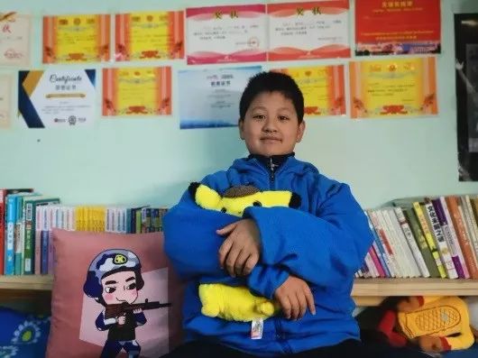 寒夜里，12岁少年挨家敲门，救了一楼人……