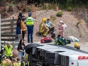 新西兰南岛旅游大巴侧翻，多名中国游客受伤