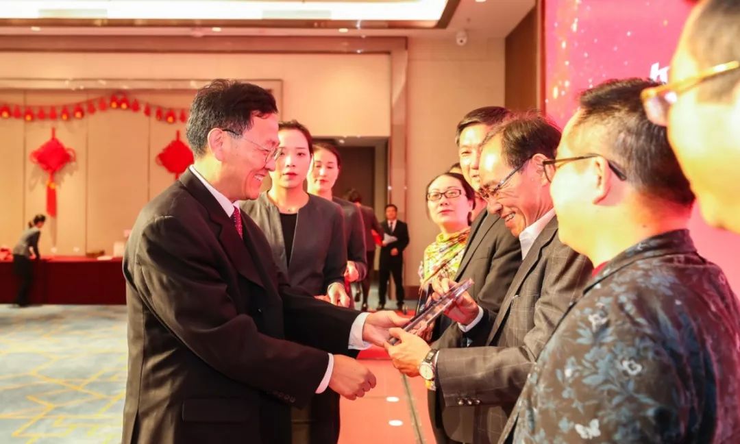 坪山区召开创新发展大会，书记、区长现场向企业家公布自己手机号微信号