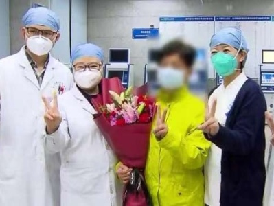 深圳65岁痊愈女患者比出“胜利”手势，“感谢医护人员的全力救治！”