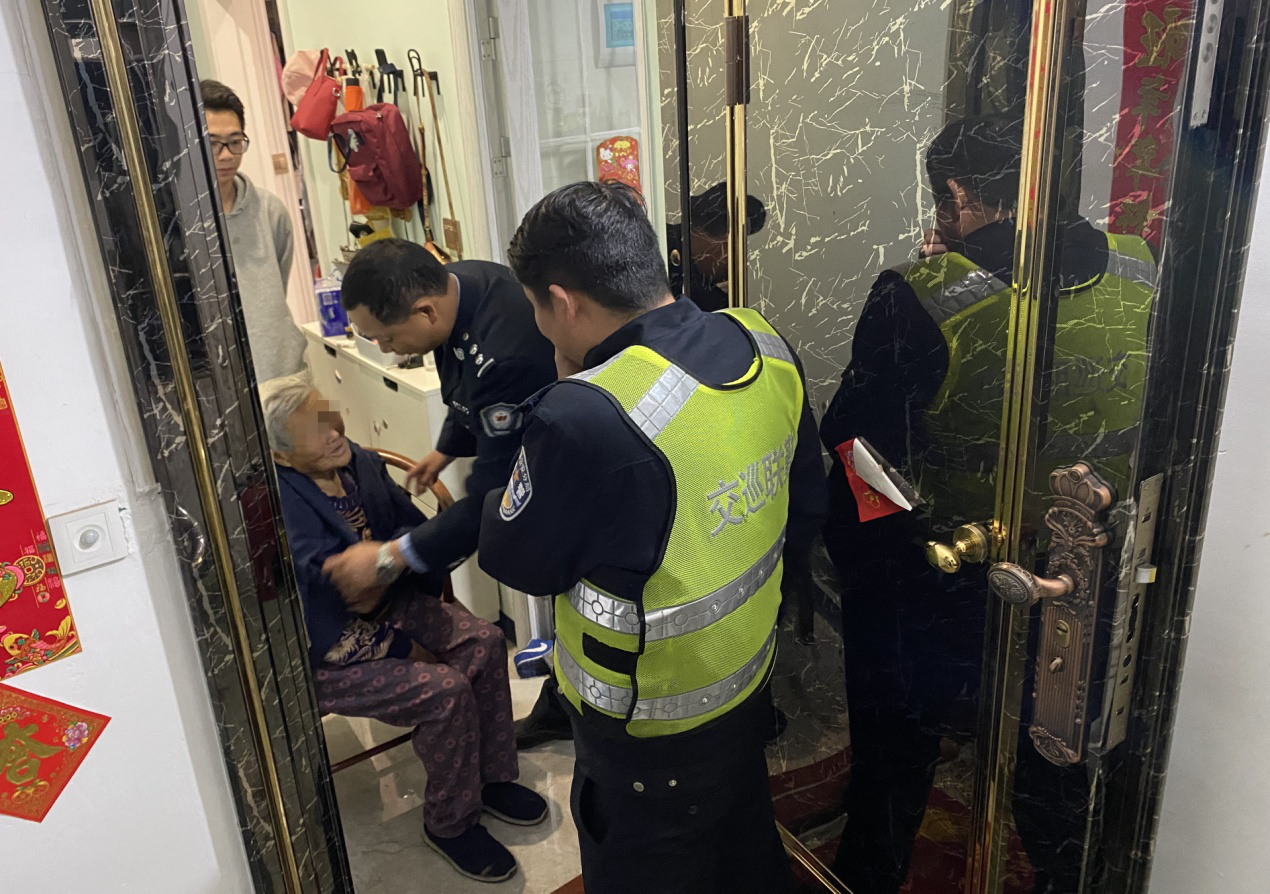 寒冬温情 网格员携楼栋长助迷路老奶奶归家  