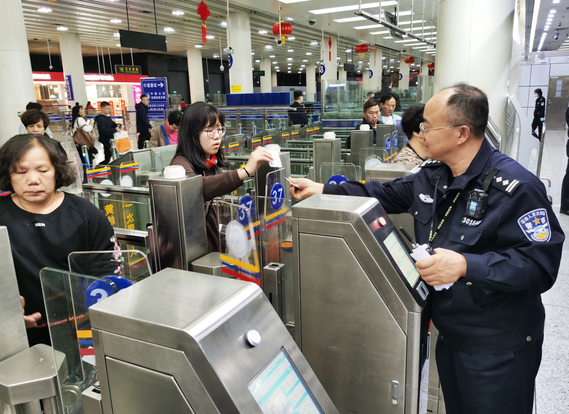 三十多年日行两万步，今年春节“守关人”驻守国门一线又“不回家”