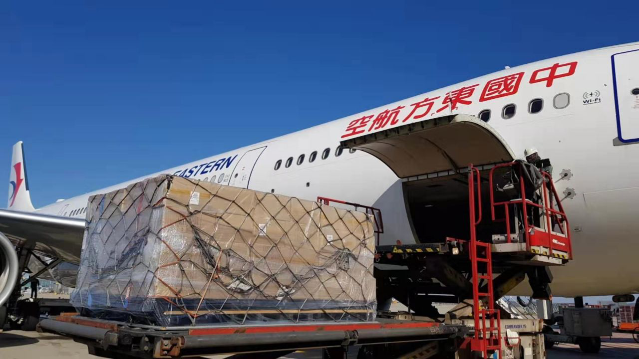 阿里巴巴全球采购医疗物资专机抵沪 14国驰援武汉