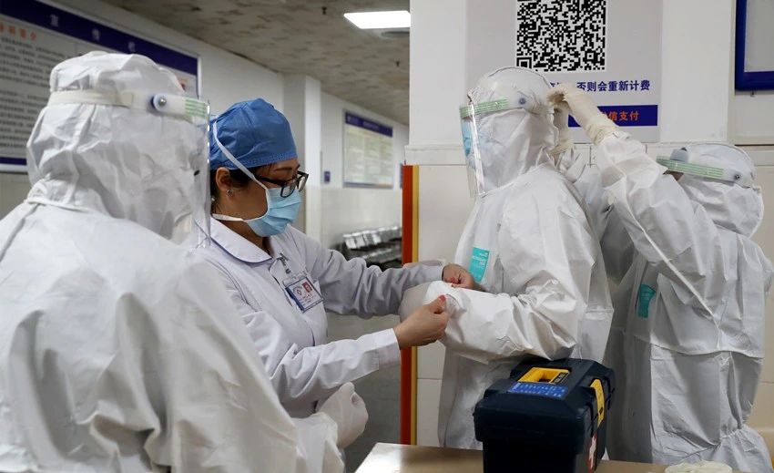 “她守护大家，我守护小家！”他用行动支持妻子战“疫”