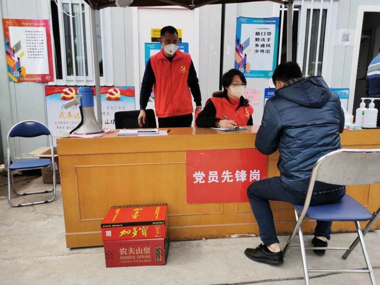 车主这个举动，让坑梓乌石卡点工作人员感受到暖暖温情