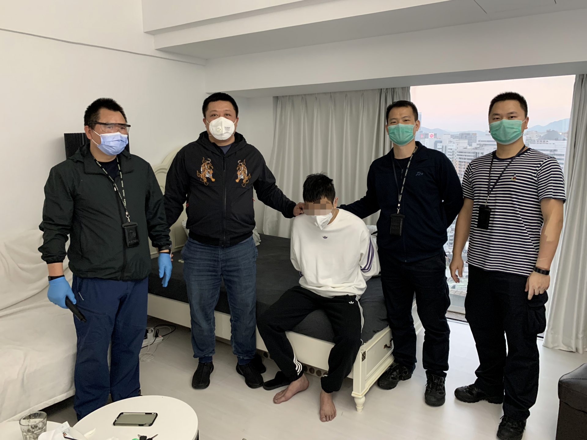 厨师卖口罩诈骗20余人后潜逃，深圳警方追回现金70万 