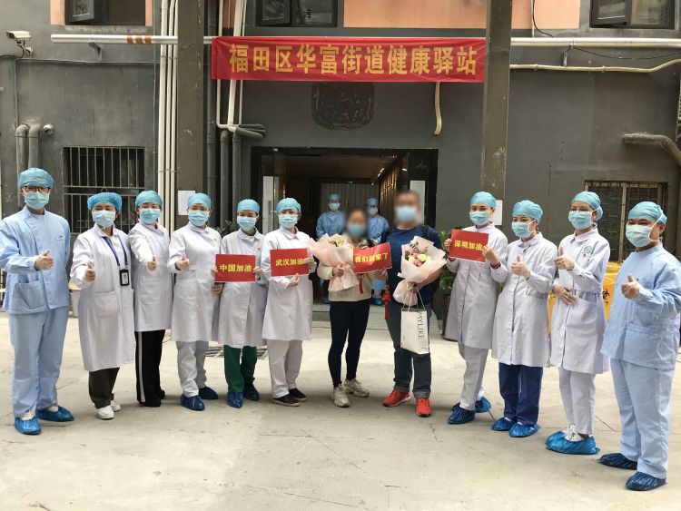 解除医学观察后，她说：“我们在健康驿站享受了‘熊猫宝宝’的待遇！”
