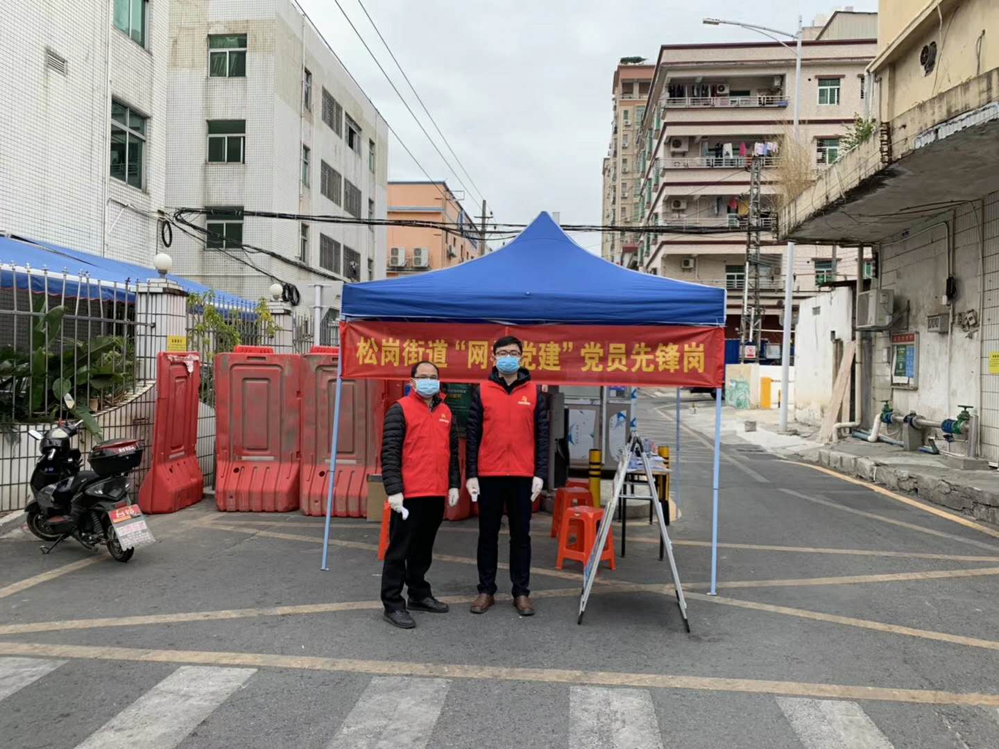 上阵父子兵：家乡大雪中，父亲也在值班