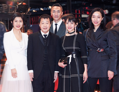 《一直游到海水变蓝》剧组亮相柏林电影节开幕式