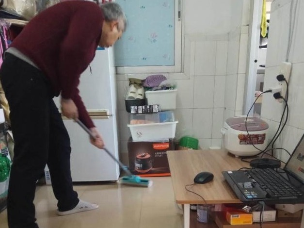 记者独家专访深圳确诊患者：家中四人均确诊 我是一家之主我得坚强