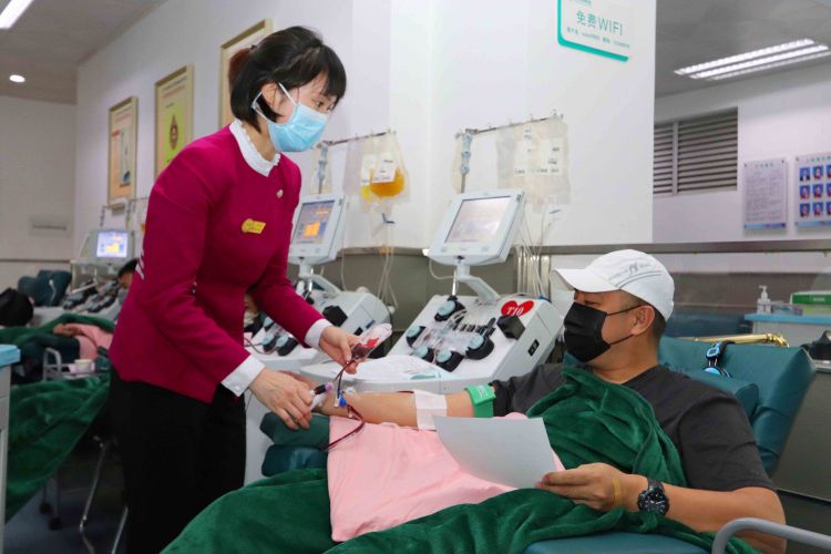 记者战疫手记｜采访血库我献了一次血