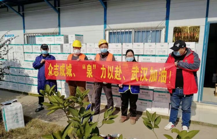2070箱爱心水捐赠火神山、雷神山医院建设一线人员