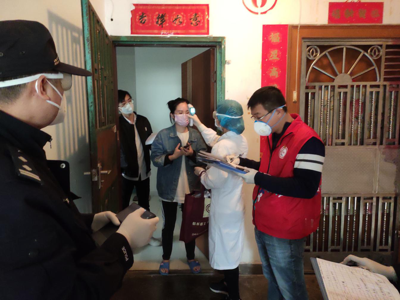 战疫英雄谱⑫ | 对居民求助24小时随叫随到的他，却常常接不通女儿的视频电话