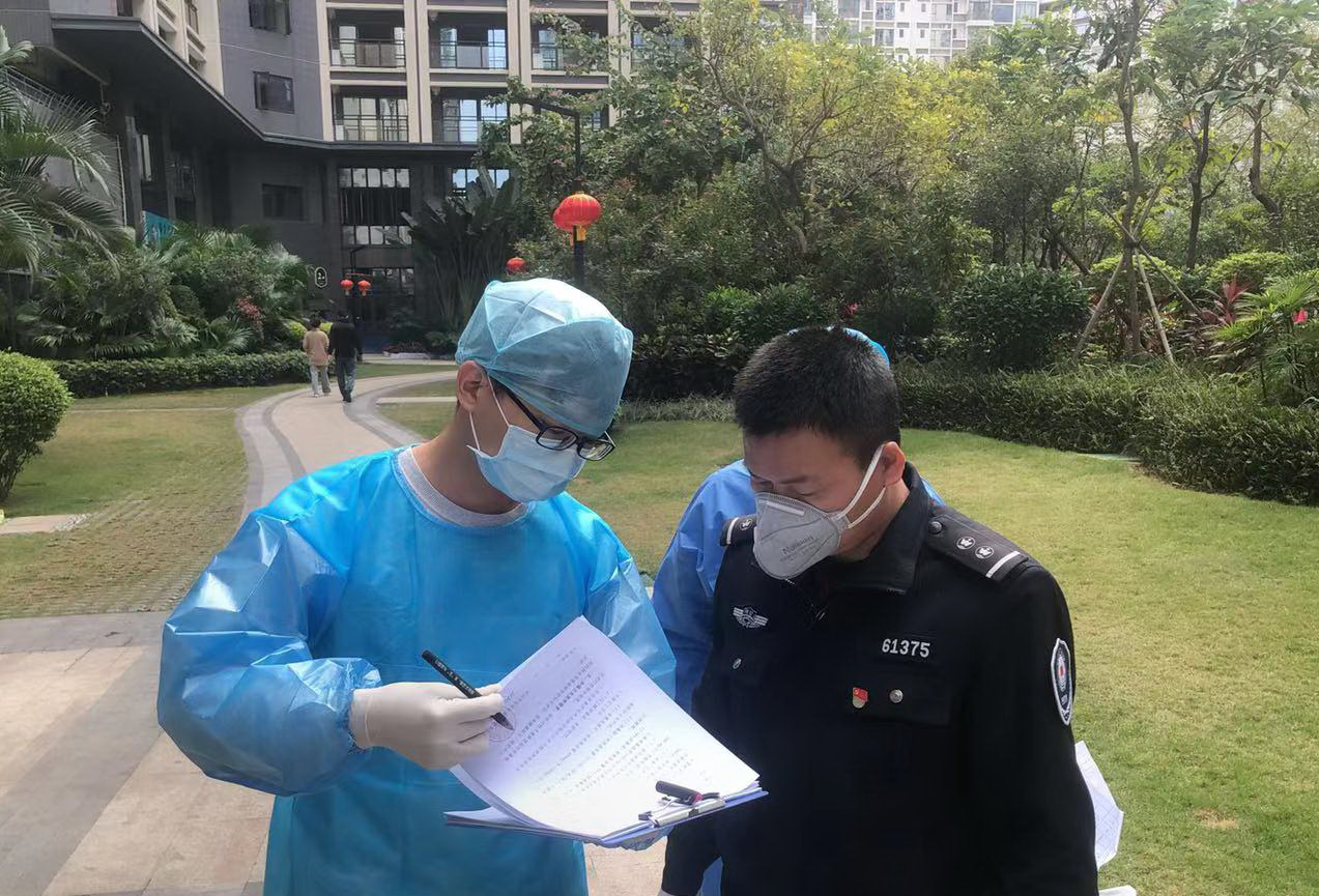 西乡网格员夫妇给孩子留言：爸爸妈妈要去打“怪兽”了