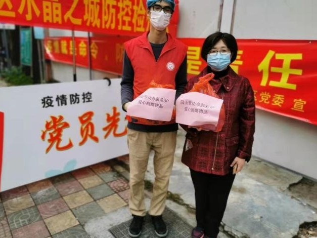 暖心！园山这名干部将自己的防护物资捐赠给社区网格员