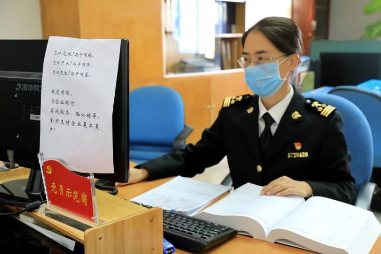 防疫物资先放行后申报  拱北海关暖心企业助力战疫