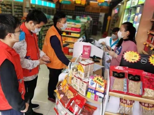 民治街道大岭社区为商户发放测温仪