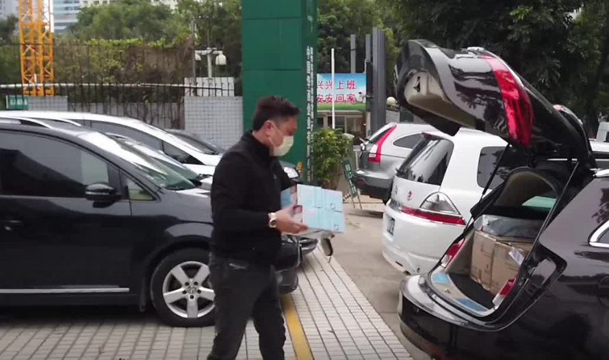 深圳导游“人肉背回”200个口罩：全捐派出所了