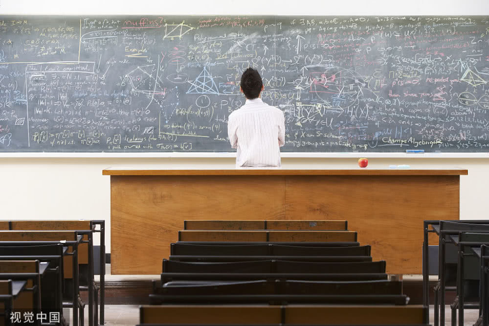疫情下的高三：一个老师面对千名学生，6门课换4个平台，师生乱成一团