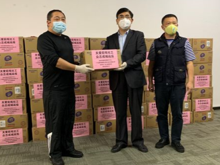 驰援深圳一线社工 爱心企业捐赠雨衣与杀菌湿巾
