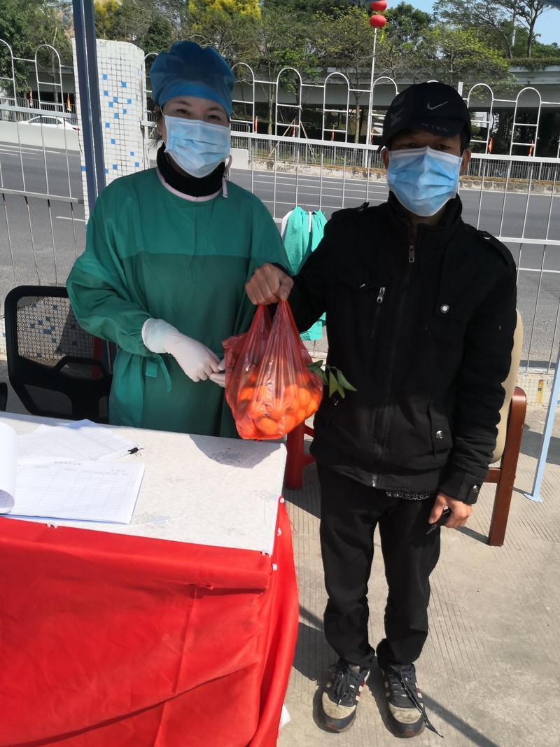 暖心！提着一袋水果，检疫点来了一位特殊“访客”