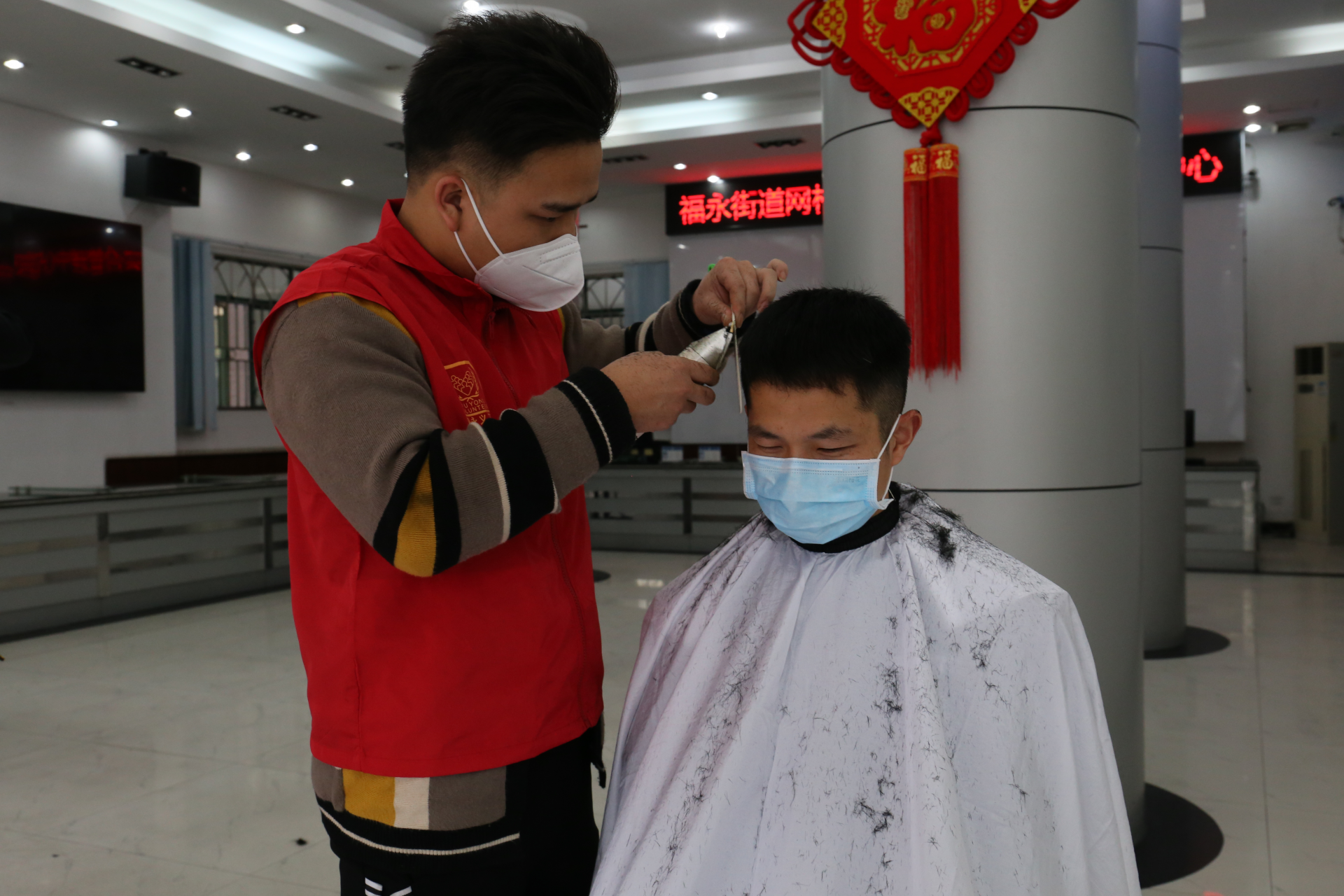 福永：爱心义剪，为防疫一线网格员解“头等大事”