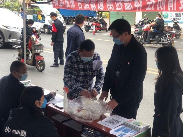 宝安新桥为执勤人员和隔离医学观察人员送上热腾腾元宵
