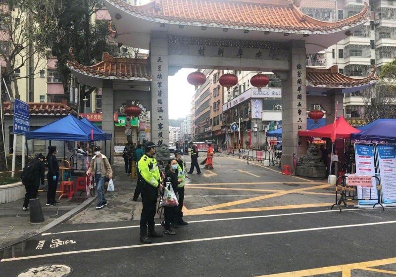 疫情防控没有停车月卡小区门难进 交警在99条道路设违停免罚