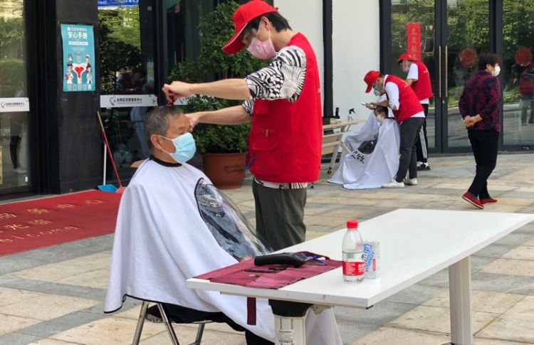光明街道爱心“义剪”暖人心