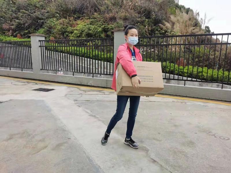 一个微信群，五个爱心妈妈 她们“蚂蚁搬家”买回这些奇缺的防疫物资