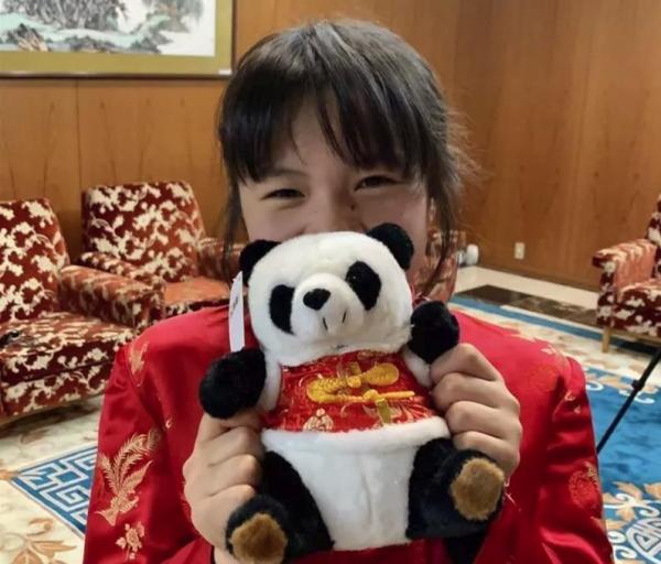 “穿旗袍鞠躬女孩”来到中国驻日使馆，大使题字：万里尚为邻