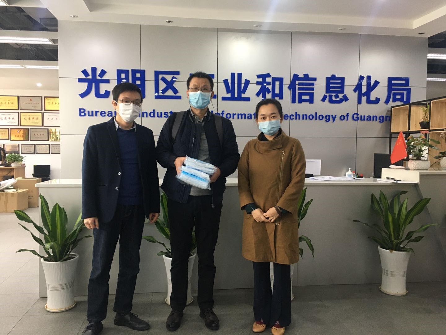 光明区工信局：发放口罩助企复工复产