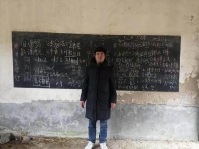 深圳教师在家乡荒废村小借黑板“开课”,这份执念的背后故事感人…