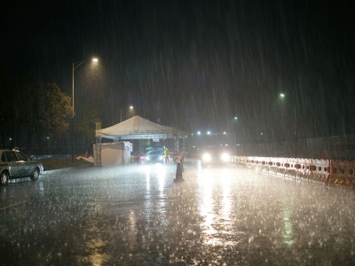 风雨交加的日子，东莞石龙党委政府做好后勤保障