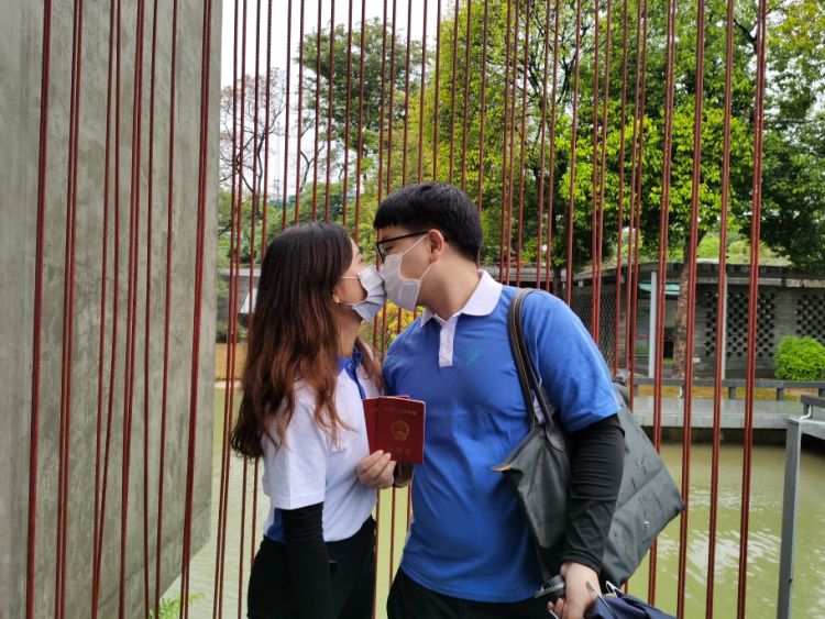 14日，中国最美婚姻登记处很冷清！但他们还是戴着口罩来了