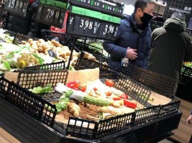 读特记者湖北直击 | 武汉超市货品充足 青菜最抢手