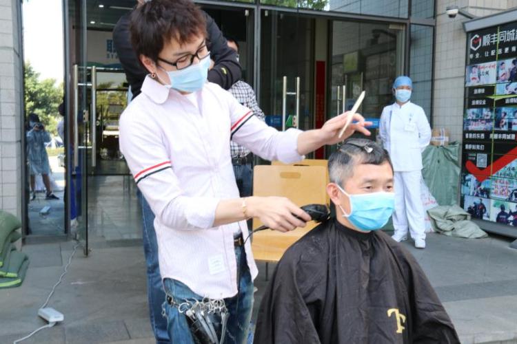 “Tony老师”上门为深圳市三医院医护人员理发