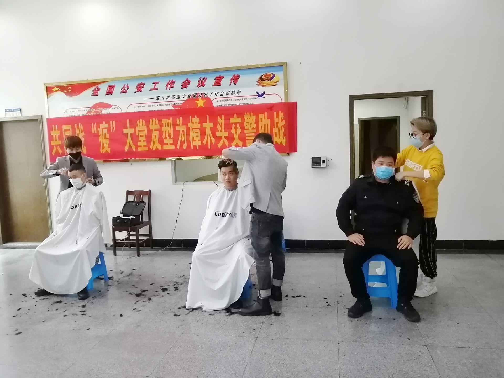 东莞发型师上门为抗疫一线交警义务理发