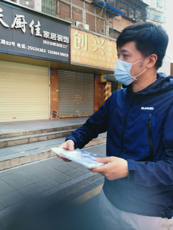 疫情之下，他在城市穿行，给班上每位学生包邮去了20个口罩